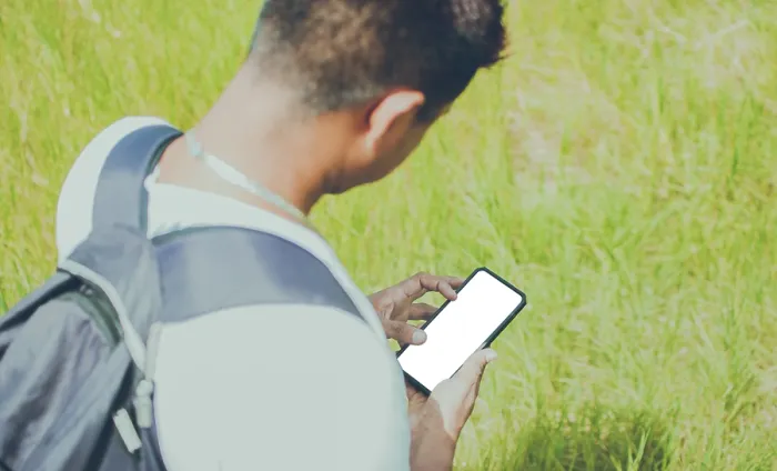 Gerahmter Druck : Ein junger Mann mit Handy in der Hand Gerahmter Druck : Ein junger Mann mit Handy in der Hand