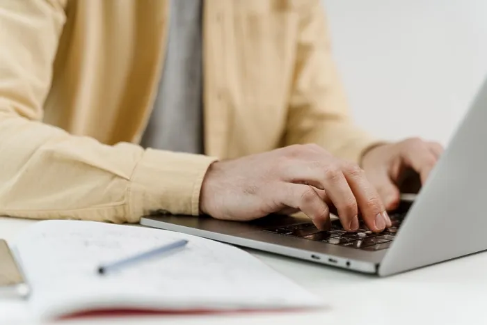 Gerahmter Druck : Nah an einen Mann mit Laptop. Gerahmter Druck : Nah an einen Mann mit Laptop.