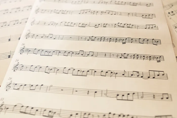 Gerahmter Druck : Nahes Musikblatt mit Noten. Gerahmter Druck : Nahes Musikblatt mit Noten.