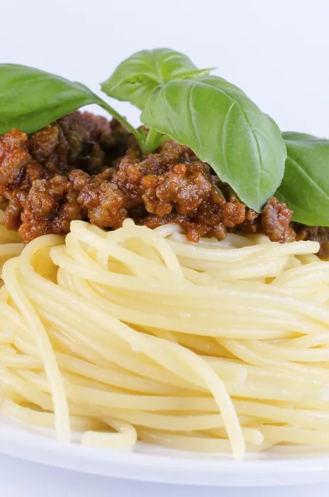 Gerahmter Druck : Nah an Pasta mit Fleisch und Basilikumblatt. Gerahmter Druck : Nah an Pasta mit Fleisch und Basilikumblatt.