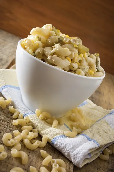 Gerahmter Druck : Nahaufnahme eines Salates mit Pasta. Gerahmter Druck : Nahaufnahme eines Salates mit Pasta.