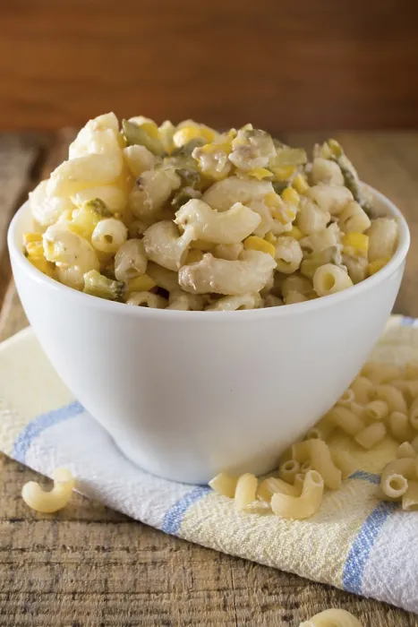 Gerahmter Druck : Enthaltung eines Salats mit Pasta. Gerahmter Druck : Enthaltung eines Salats mit Pasta.