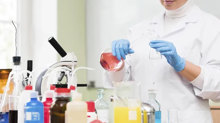 Gerahmter Druck : Nah dran: Wissenschaftler hält Flasche. Gerahmter Druck : Nah dran: Wissenschaftler hält Flasche.