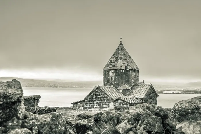 Gerahmter Druck : Nahansicht des Sevanavank-Klosterkomplexes mit Panorama von Seen See. Gerahmter Druck : Nahansicht des Sevanavank-Klosterkomplexes mit Panorama von Seen See.