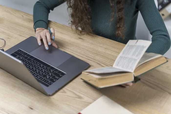 Gerahmter Druck : Nah dran Student arbeitet mit Laptop Wörterbuch. Gerahmter Druck : Nah dran Student arbeitet mit Laptop Wörterbuch.