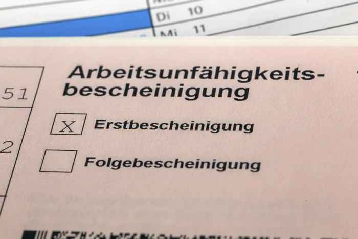 Gerahmter Druck : Näheres Bild eines Arbeitsunfähigkeitszeugnisses. Gerahmter Druck : Näheres Bild eines Arbeitsunfähigkeitszeugnisses.