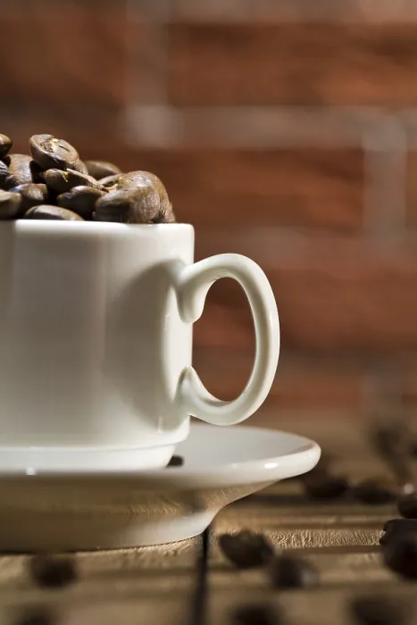 Gerahmter Druck : Nahansicht Kaffeetasse mit Bohnen. Gerahmter Druck : Nahansicht Kaffeetasse mit Bohnen.