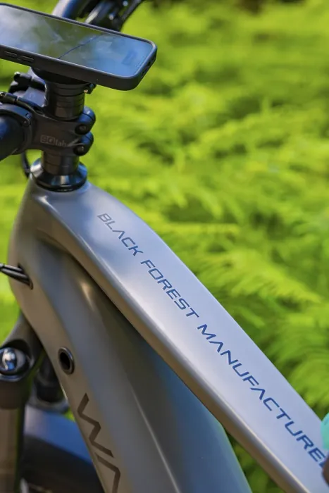 Gerahmter Druck : Nahansicht eines E-Bikes im Wald. Gerahmter Druck : Nahansicht eines E-Bikes im Wald.