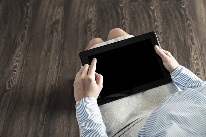 Gerahmter Druck : Nahaufnahme weiblicher Hände mit einem Computer-Tablet. Gerahmter Druck : Nahaufnahme weiblicher Hände mit einem Computer-Tablet.