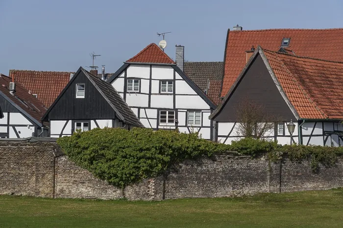 Gerahmter Druck : Halbzeitgefüge von Häusern mit dichtem Wiesengrün, Westerholt, Herten, Ruhrgebiet, Deutschland Gerahmter Druck : Halbzeitgefüge von Häusern mit dichtem Wiesengrün, Westerholt, Herten, Ruhrgebiet, Deutschland