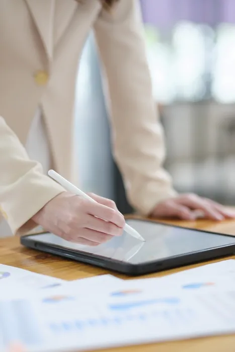 Gerahmter Druck : Ein Aufnahmeeindruck einer Hand, die elektronische Dokumente auf einem Tablet mit einem digitalen Stift unterzeichnet.