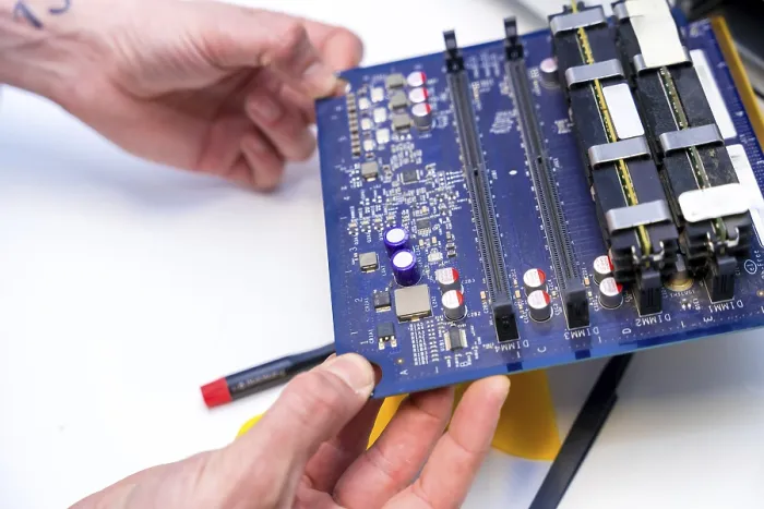 Gerahmter Druck : Nahaufnahme der Hände eines Technikers, der ein elektronisches Bauteil eines Computers in einem Werkstatt hält. Gerahmter Druck : Nahaufnahme der Hände eines Technikers, der ein elektronisches Bauteil eines Computers in einem Werkstatt hält.