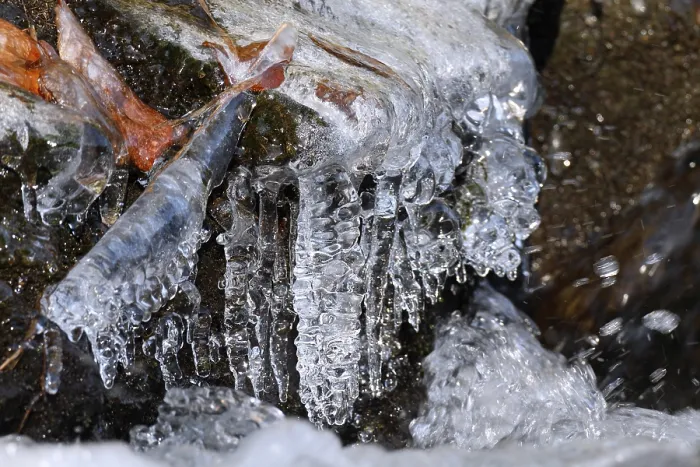 Gerahmter Druck : Eisstangen an einem Bergbach in der Sächsischen Schweiz Gerahmter Druck : Eisstangen an einem Bergbach in der Sächsischen Schweiz