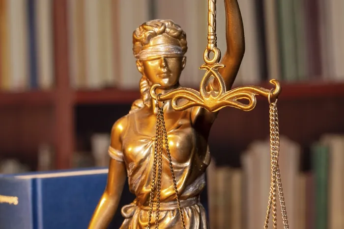 Gerahmter Druck : Nahaufnahme einer Justitia. Gerahmter Druck : Nahaufnahme einer Justitia.