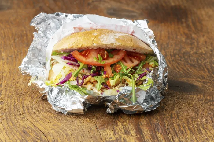 Gerahmter Druck : Ein Aufnahmenschwerpunkt eines Kebabs. Gerahmter Druck : Ein Aufnahmenschwerpunkt eines Kebabs.