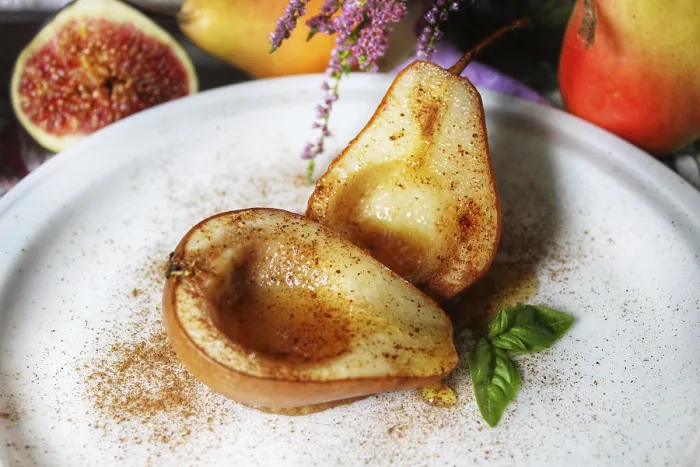 Gerahmter Druck : Ein Aufnahmeeinzelbild eines halbierten Pears. Gerahmter Druck : Ein Aufnahmeeinzelbild eines halbierten Pears.