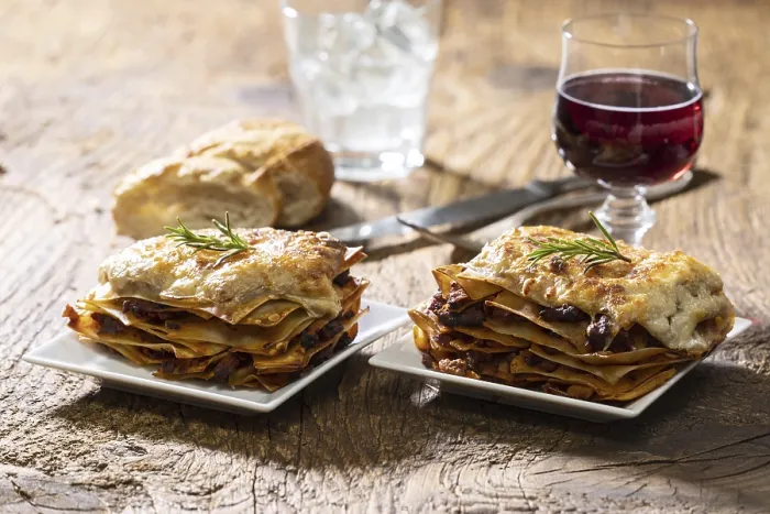 Gerahmter Druck : Nahaufnahme eines Teils Lasagne. Gerahmter Druck : Nahaufnahme eines Teils Lasagne.