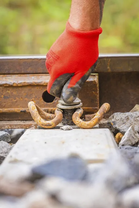 Gerahmter Druck : Aufnahmeeinstellung einer rohändigen Hand, die an einem Werkzeug auf Schienen arbeitet. Gerahmter Druck : Aufnahmeeinstellung einer rohändigen Hand, die an einem Werkzeug auf Schienen arbeitet.
