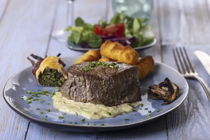 Gerahmter Druck : Ein Close-up eines Steaks auf einem Teller. Gerahmter Druck : Ein Close-up eines Steaks auf einem Teller.