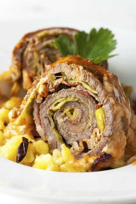 Gerahmter Druck : Nahaufnahme einer gefüllten Roulade. Gerahmter Druck : Nahaufnahme einer gefüllten Roulade.
