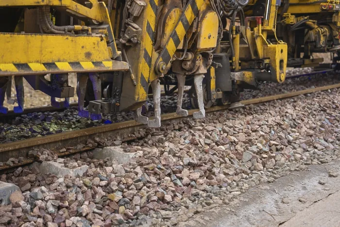 Gerahmter Druck : Bildaufnahme von technischen Geräten, die auf Eisenbahnstrecken arbeiten.