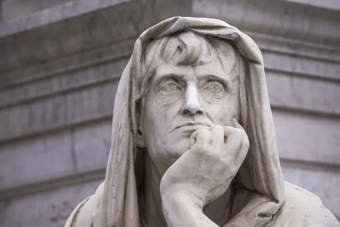 Gerahmter Druck : Nahaufnahme eines Denkerstatues. Gerahmter Druck : Nahaufnahme eines Denkerstatues.