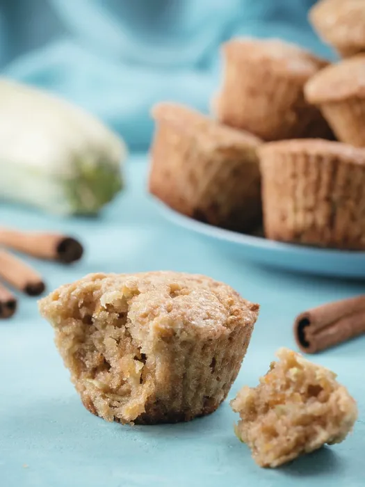 Gerahmter Druck : Nahansicht von Muffin mit Zucchini. Gerahmter Druck : Nahansicht von Muffin mit Zucchini.