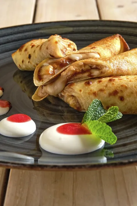 Gerahmter Druck : Nahansicht dünner Pfannkuchen mit Obstfüllung. Gerahmter Druck : Nahansicht dünner Pfannkuchen mit Obstfüllung.