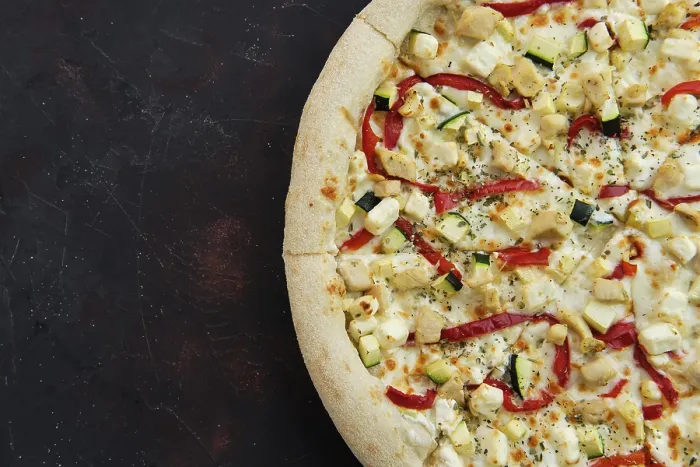 Gerahmter Druck : Nahansicht von Pizza mit Huhn. Gerahmter Druck : Nahansicht von Pizza mit Huhn.
