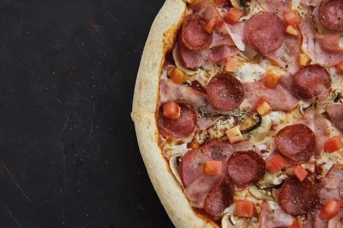 Gerahmter Druck : Ham und Käse Pizza mit Speck, Wurst, Tomate und Champignons Gerahmter Druck : Ham und Käse Pizza mit Speck, Wurst, Tomate und Champignons