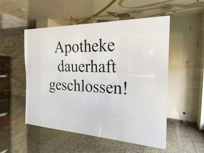 Gerahmter Druck : Geschlossene Apotheke in Düsseldorf. Gerahmter Druck : Geschlossene Apotheke in Düsseldorf.