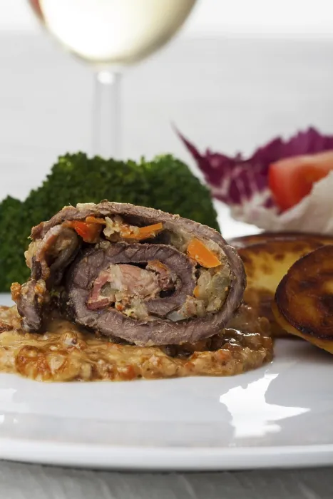 Gerahmter Druck : Nahansicht einer Roulade aus Rindfleisch. Gerahmter Druck : Nahansicht einer Roulade aus Rindfleisch.