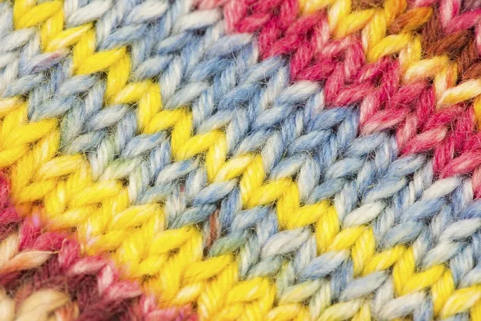 Gerahmter Druck : Nahansicht eines gestrickten Wolle-Multikolor-Hintergrunds. Gerahmter Druck : Nahansicht eines gestrickten Wolle-Multikolor-Hintergrunds.