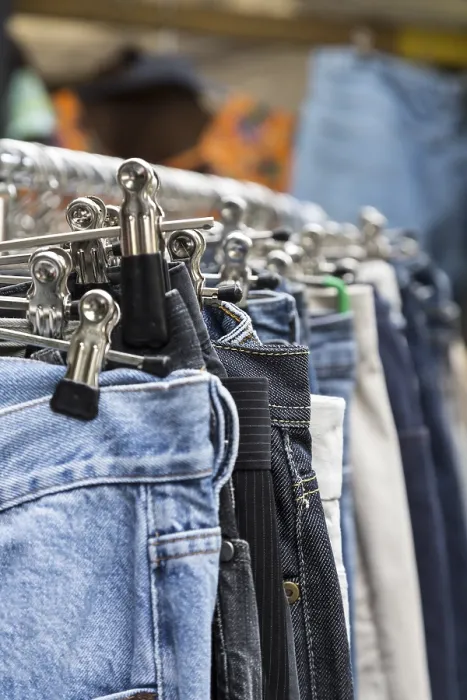 Gerahmter Druck : Kleidung auf einem Gestell auf einem Flohmarkt. Gerahmter Druck : Kleidung auf einem Gestell auf einem Flohmarkt.