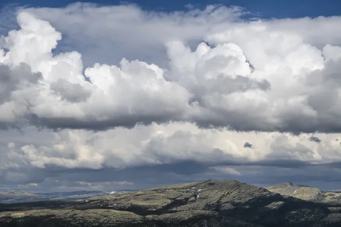 Gerahmter Druck : Wolkenatmosphäre über Bergen Gerahmter Druck : Wolkenatmosphäre über Bergen