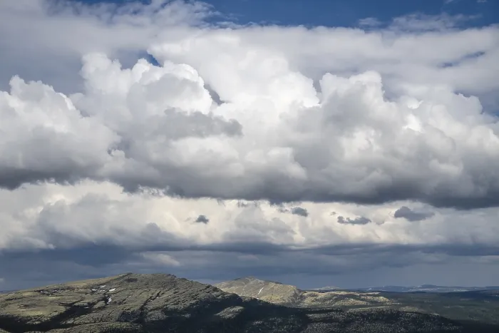 Gerahmter Druck : Wolkenatmosphäre über Bergen Gerahmter Druck : Wolkenatmosphäre über Bergen
