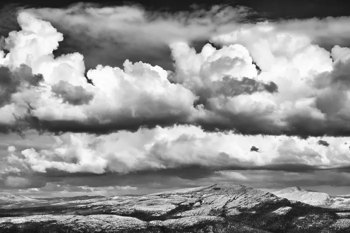 Gerahmter Druck : Wolkenatmosphäre über Bergen Gerahmter Druck : Wolkenatmosphäre über Bergen