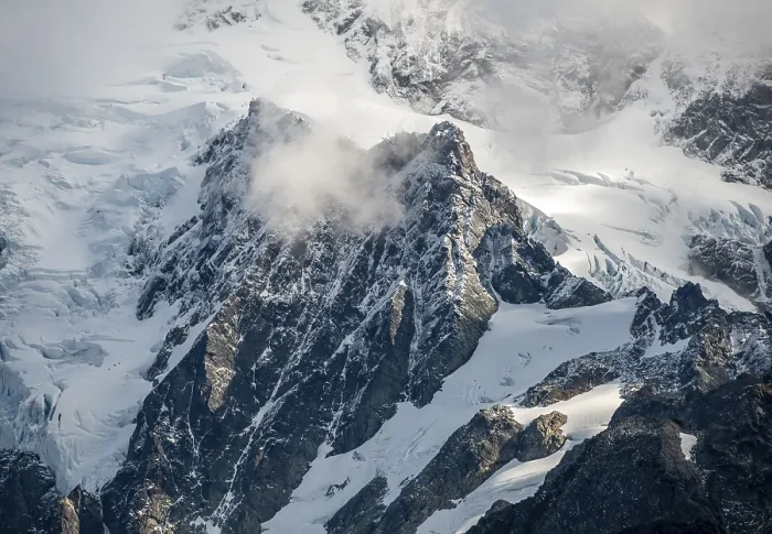 Gerahmter Druck : Berg mit Wolken, Schnee und Gletscher. Gerahmter Druck : Berg mit Wolken, Schnee und Gletscher.