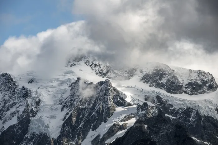 Gerahmter Druck : Berg mit Wolken, Schnee und Gletscher. Gerahmter Druck : Berg mit Wolken, Schnee und Gletscher.