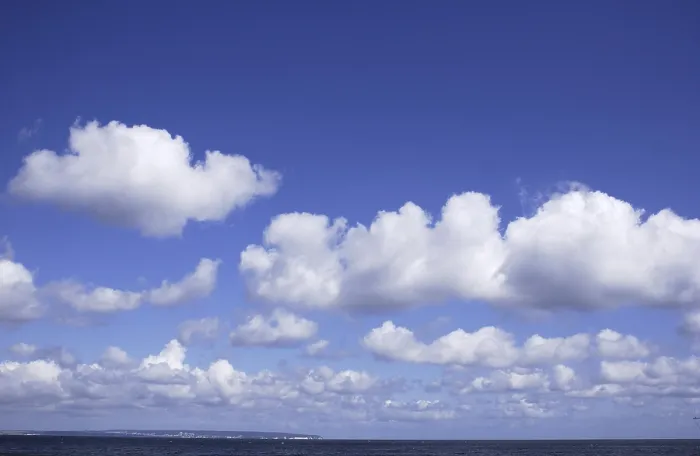 Gerahmter Druck : Wolkenbildung in blauem Himmel. Gerahmter Druck : Wolkenbildung in blauem Himmel.