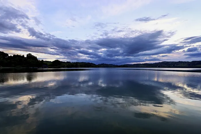 Gerahmter Druck : Wolkenbildung über Lac d'Aiguebelette. Gerahmter Druck : Wolkenbildung über Lac d'Aiguebelette.