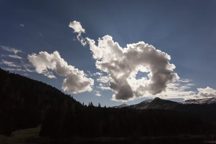 Gerahmter Druck : Wolkenbildung, dahinter die Sonne. Gerahmter Druck : Wolkenbildung, dahinter die Sonne.