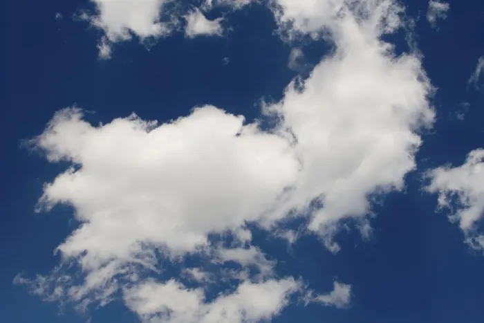 Gerahmter Druck : Wolkenformationen, blauer Himmel. Gerahmter Druck : Wolkenformationen, blauer Himmel.