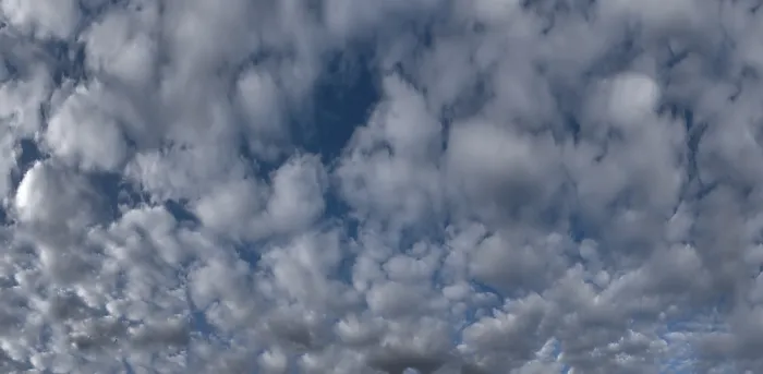 Gerahmter Druck : Wolkenformen am frühen Morgen. Gerahmter Druck : Wolkenformen am frühen Morgen.