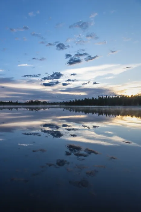 Gerahmter Druck : Wolkenreflex in einem Waldsee. Gerahmter Druck : Wolkenreflex in einem Waldsee.