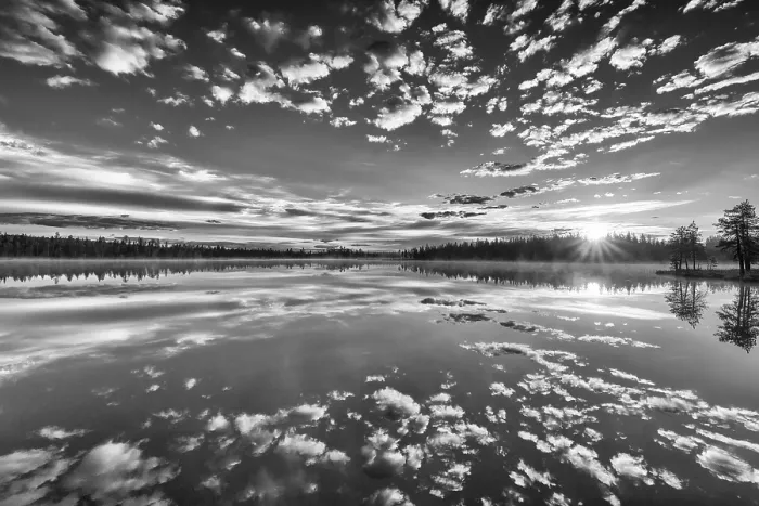 Gerahmter Druck : Wolkenreflex in einem Waldsee. Gerahmter Druck : Wolkenreflex in einem Waldsee.