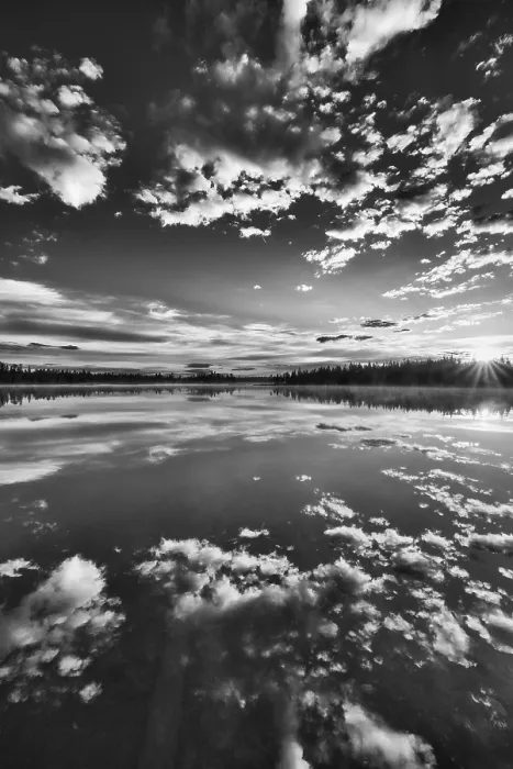 Gerahmter Druck : Wolkenreflex in einem Waldsee. Gerahmter Druck : Wolkenreflex in einem Waldsee.
