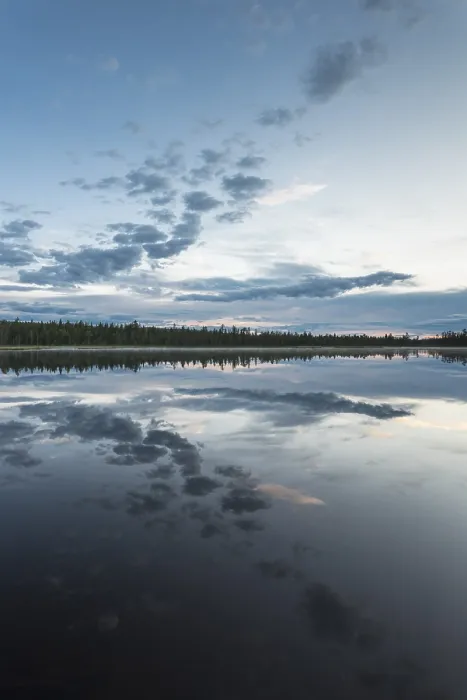 Gerahmter Druck : Wolkenreflex in einem Waldsee. Gerahmter Druck : Wolkenreflex in einem Waldsee.