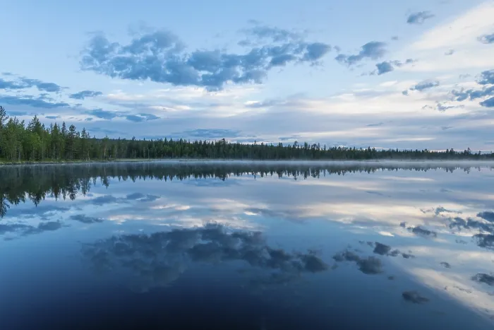 Gerahmter Druck : Wolkenreflex in einem Waldsee. Gerahmter Druck : Wolkenreflex in einem Waldsee.