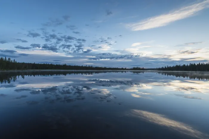 Gerahmter Druck : Wolkenreflex in einem Waldsee. Gerahmter Druck : Wolkenreflex in einem Waldsee.